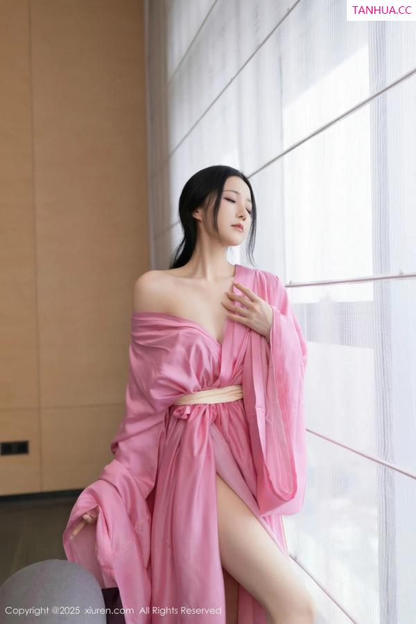 鱼子酱fish  [XiuRen]高清写真图 2025.11.28 No.11049 鱼子酱Fish 粉色月影纱第33张图片